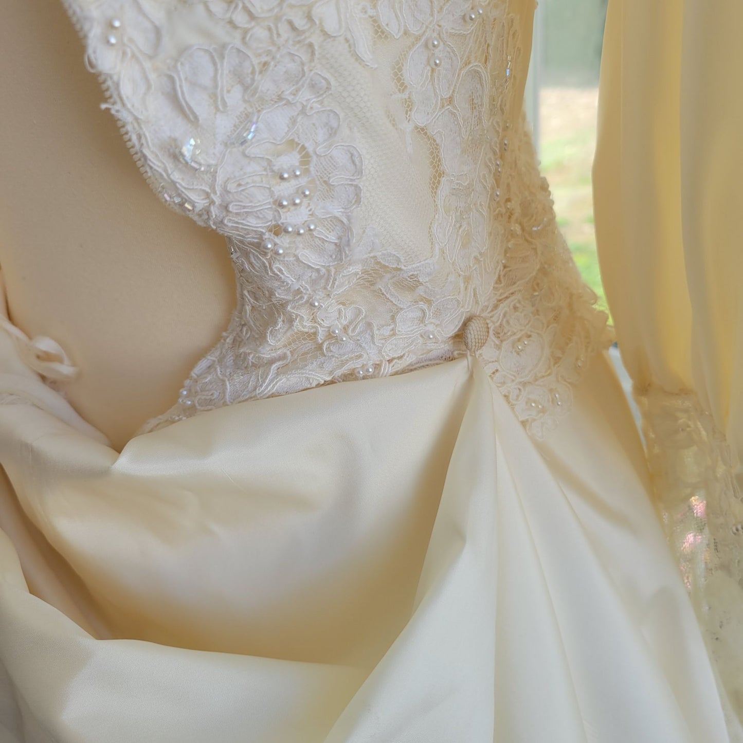 Fantastic Vintage Lace, Satin, Buttons, and puffy sleeves